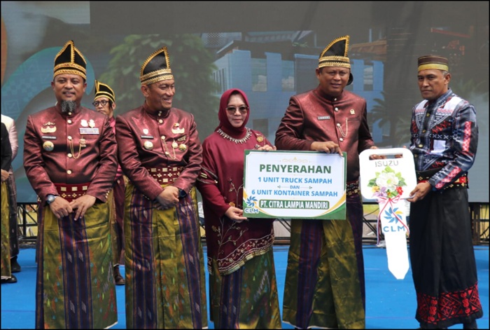 Ketua DPRD Ober Datte Terima Bantuan Truk Sampah PT CLM Untuk Luwu Timur