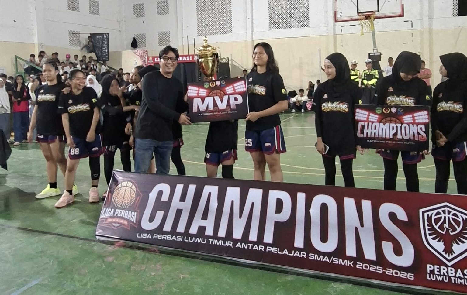 Dukung Pembinaan Generasi Muda, Anggota DPRD Lutim Bangkit Revormansyah Pratama Serahkan Trofi MVP Di Liga Perbasi